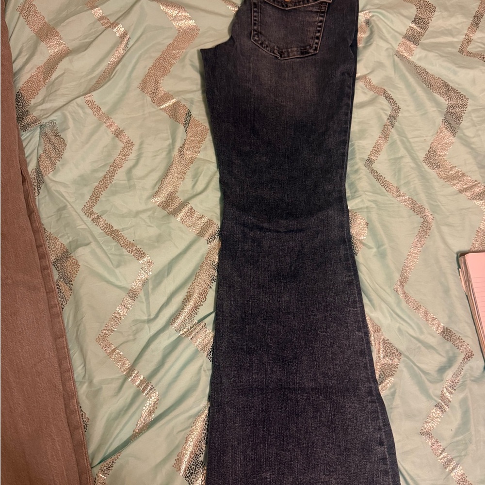 Aeropostale Medium/ Dark Wash, low rise Flare Jeans in Women’s 6 regular